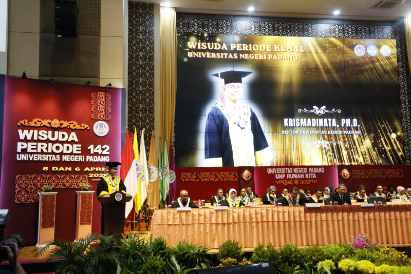 Wisuda ke-142 UNP Digelar, Rektor Tegaskan Ini Awal Perjalanan Lulusan
