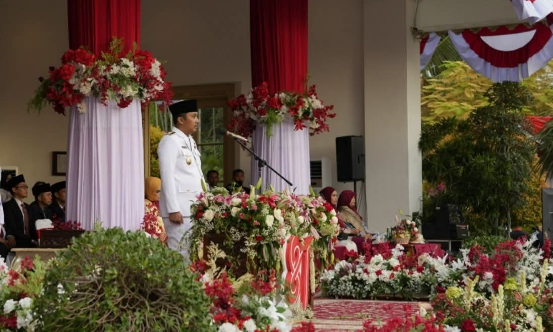 Pimpin Upacara Penurunan Bendera, Wagub Vasko Tegaskan Komitmen Jaga Merah Putih