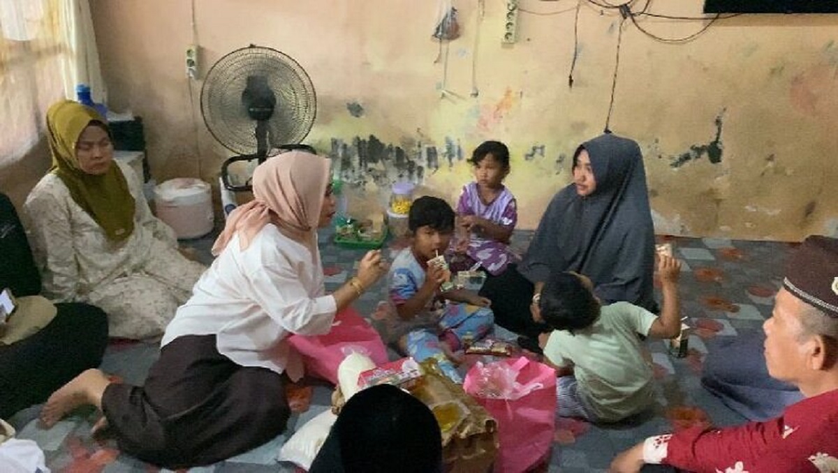 Pemkab Padang Pariaman Bantu Yulidawati, Ibu Tiga Anak yang Viral Jadi Kuli Batu