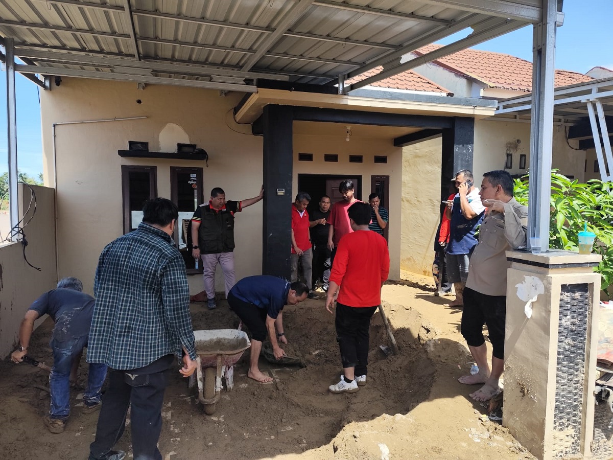 Sekda Arry Pimpin Langsung Gotong Royong, Sinergi ASN dan Warga Bangkitkan Gurun Laweh Pasca Banjir