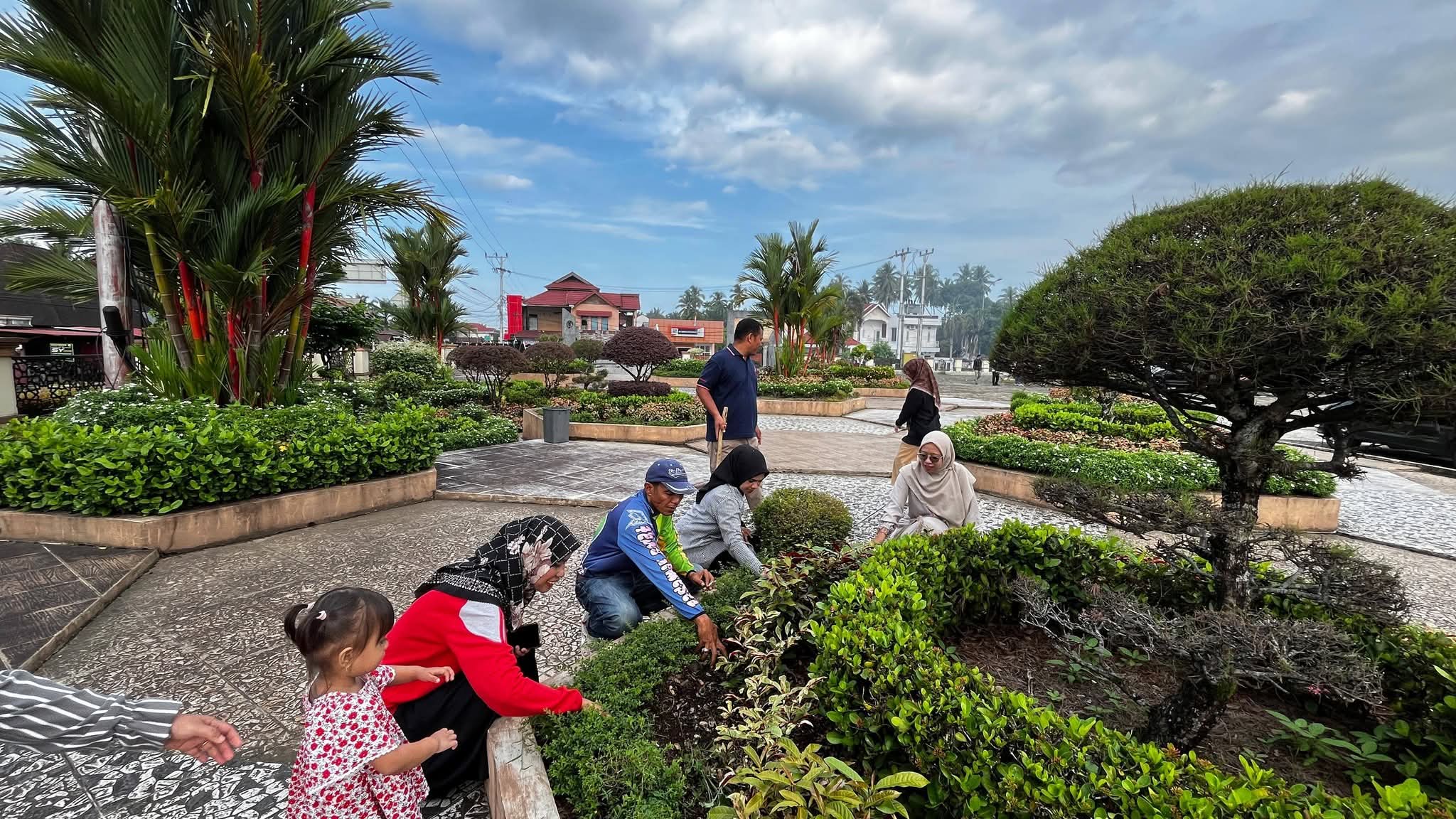 Pemkab Pasaman Barat Gelar Gotong Royong Massal 'Gerakan Indonesia Asri', Semua Terlibat!