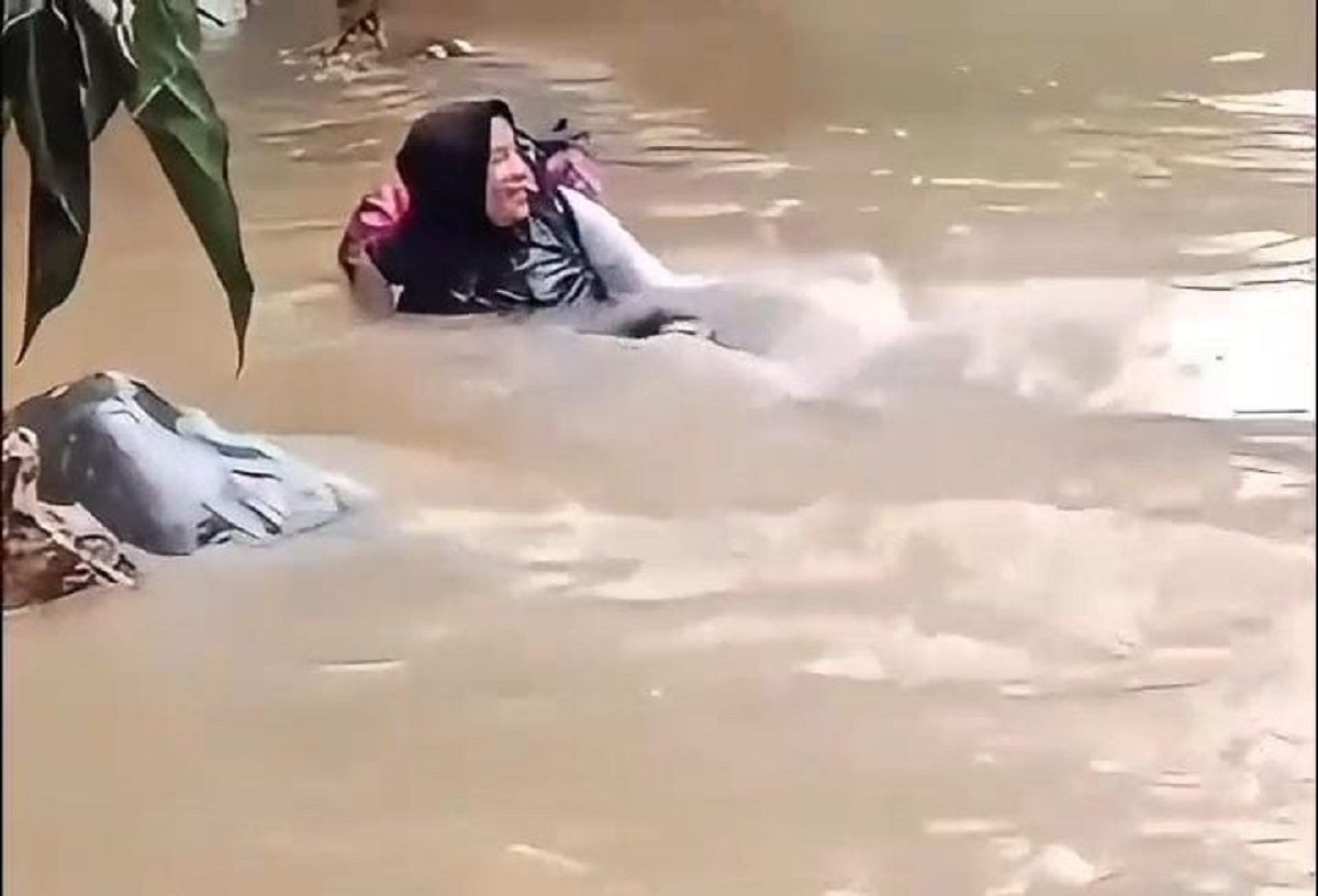 Bidan Dona Lubis Seberangi Sungai Deras Demi Pasien TBC, Aksi Heroiknya Viral dan Dapat Apresiasi Publik