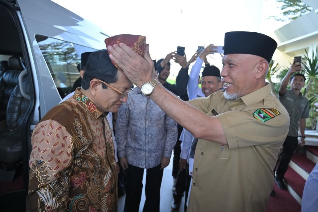 Mahyeldi Sambut Menteri Agama di Sumbar dengan Sentuhan Adat Minangkabau