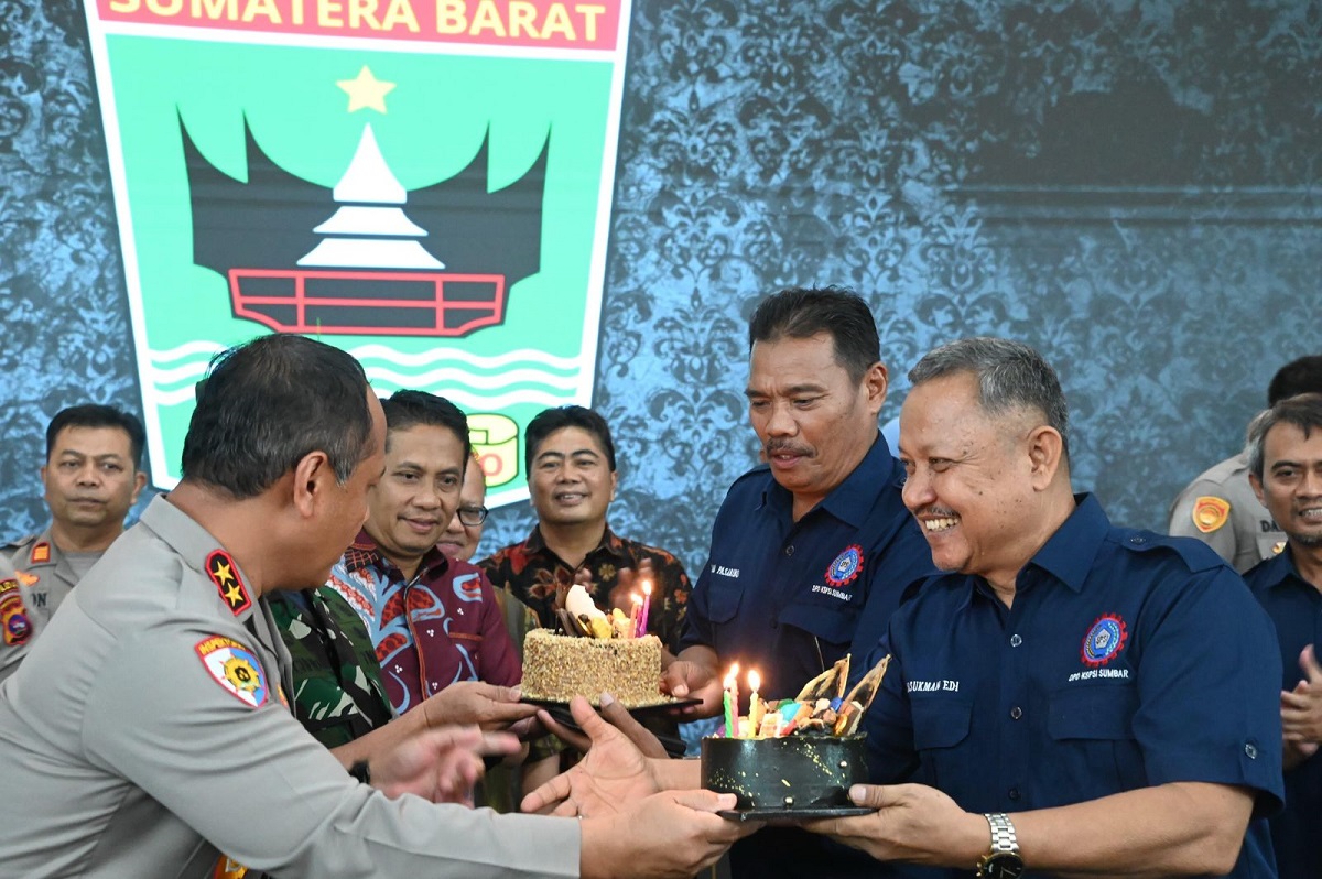 Kapolda Sumbar Tunjukkan Kepedulian, Berikan Surprise Kue Ultah untuk KSPSI di May Day