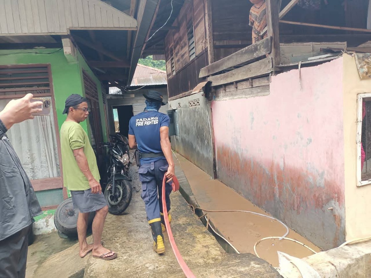 Damkar Padang Turun Tangan Bersihkan Masjid dan Rumah Warga Terdampak Banjir di Pauh