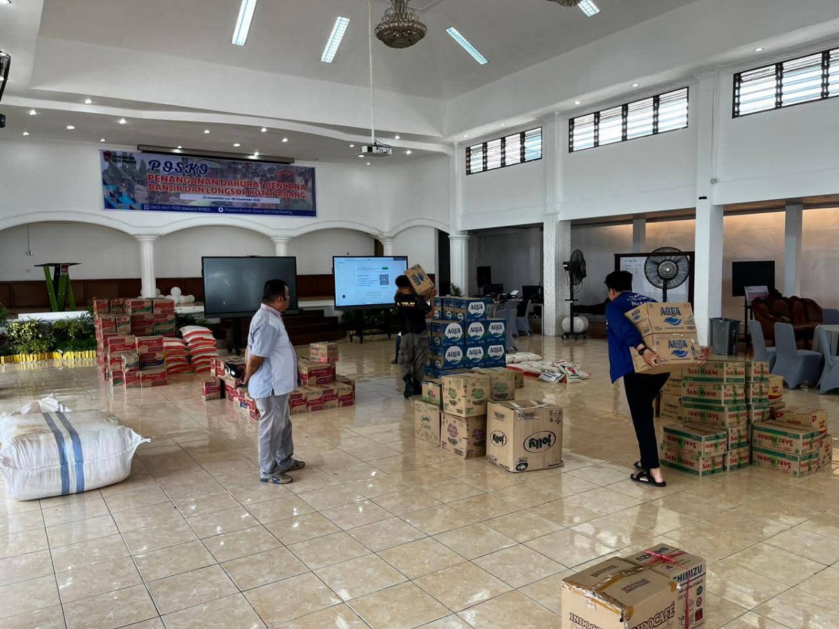 PT Waskita Padang Salurkan Bantuan untuk Korban Banjir dan Longsor di Kota Padang