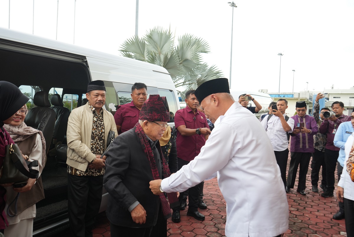 Jelang Konferensi Wakaf Internasional 2025, Ma’ruf Amin Tiba di Sumbar dan Disambut Gubernur Mahyeldi