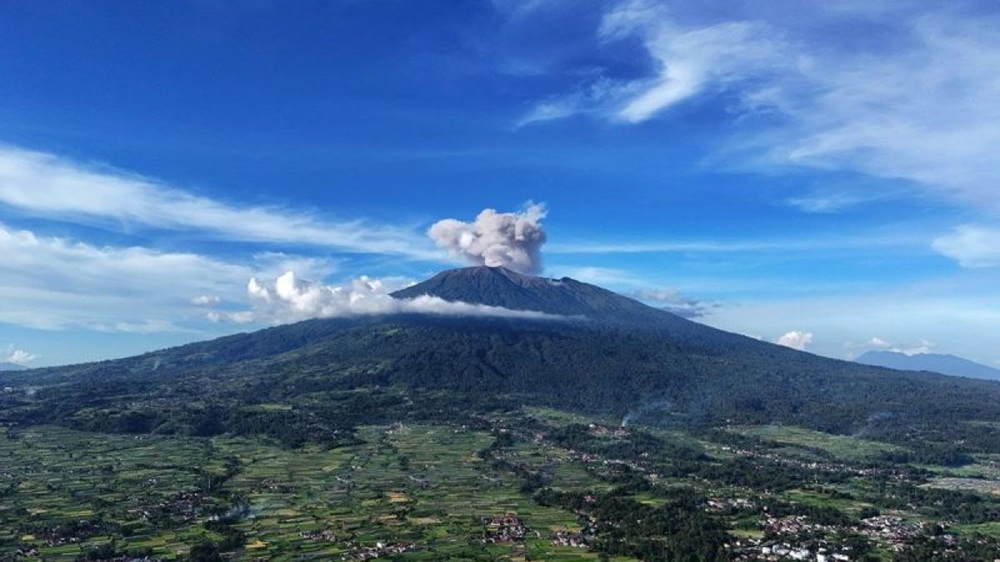Gunung Marapi Sumbar Kembali Erupsi, Hujan Abu Selimuti Bukittinggi dan Agam