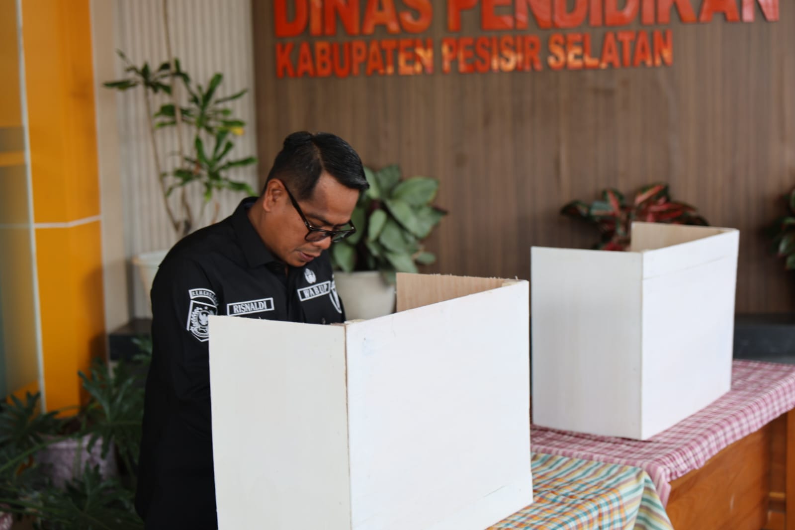 Salurkan Hak Pilih di TPS 01 Painan Timur, Ini Harapan Wabup Risnaldi
