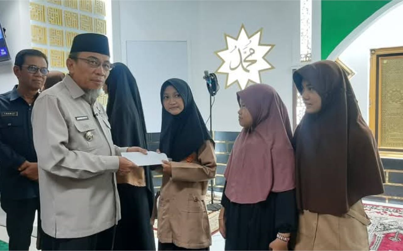Jelang Lebaran, 112 Anak Yatim Binaan Masjid Ukhuwah Terima Santunan dari Pemko Padang