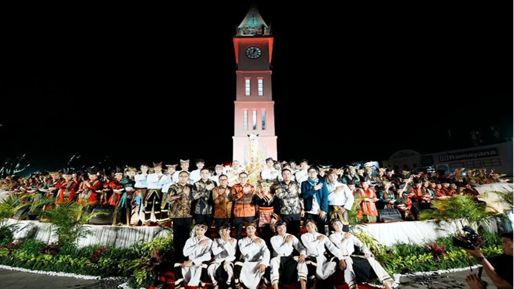 Satu Abad Jam Gadang Bukittinggi: Menbud Tegaskan Peran Penanda Zaman Menuju Indonesia Emas