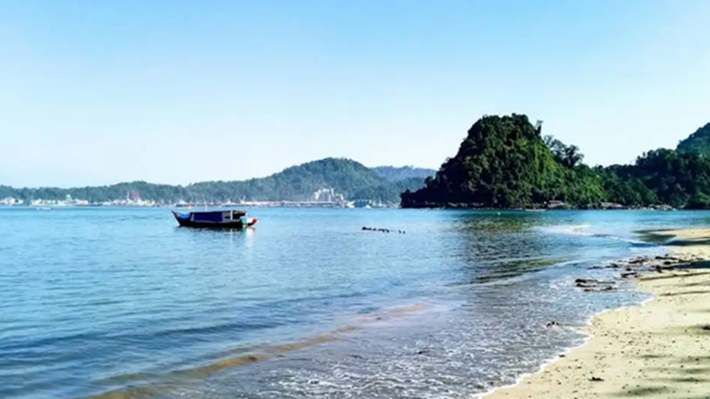 Pantai Nirwana Padang Tawarkan Panorama Laut Biru dan Keindahan Sunset