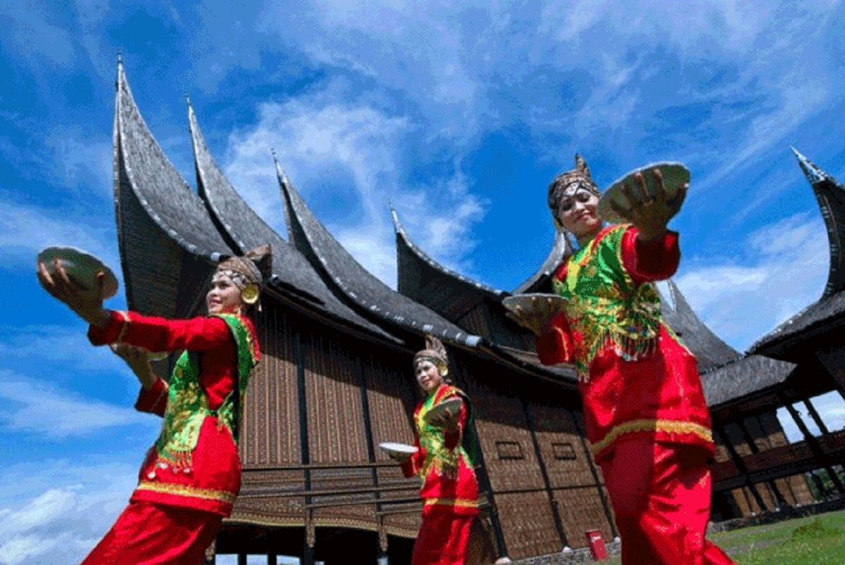Tari Piring, Warisan Budaya Minangkabau yang Memukau Dunia