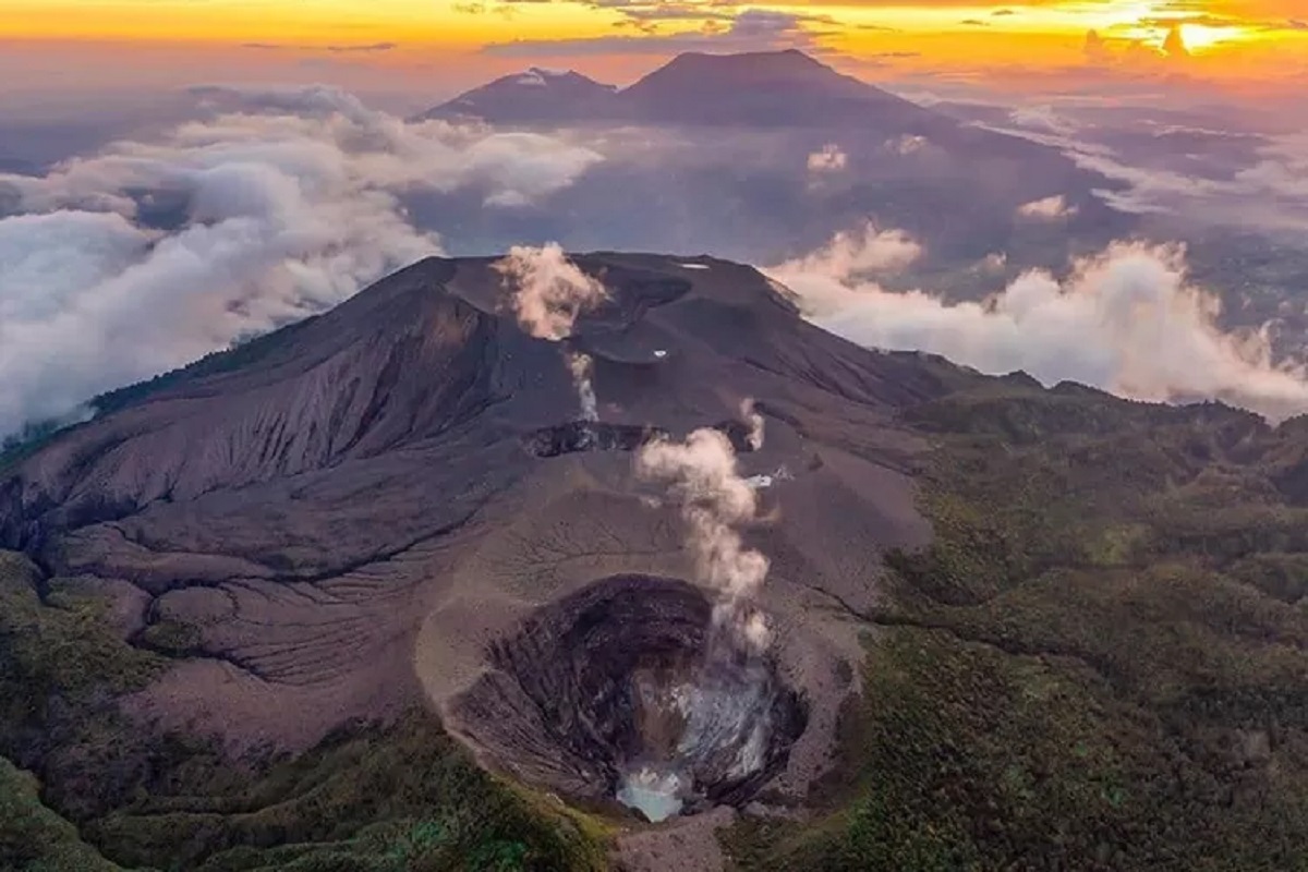 Gunung Marapi Erupsi Tujuh Kali Selama Mei, Kolom Abu Capai 1 Kilometer