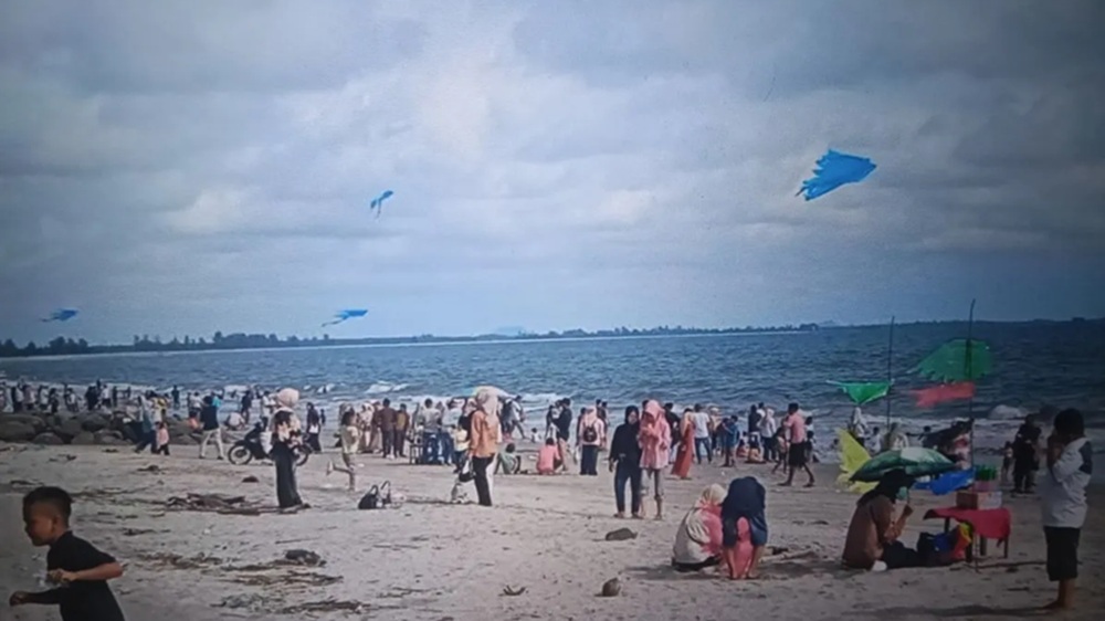 Ribuan Wisatawan Serbu Destinasi Wisata Pantai Pasaman Barat