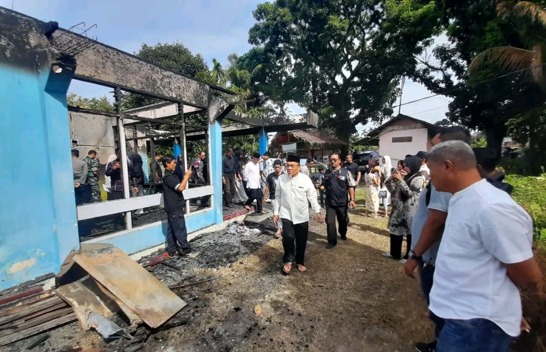 Wakil Wali Kota Padang Serahkan Bantuan Korban Kebakaran di Jalan Pulai