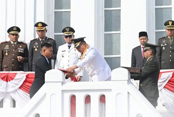 Catat Sejarah, Wali Kota Bukittinggi Serahkan Bendera Pusaka di Bawah Jam Gadang