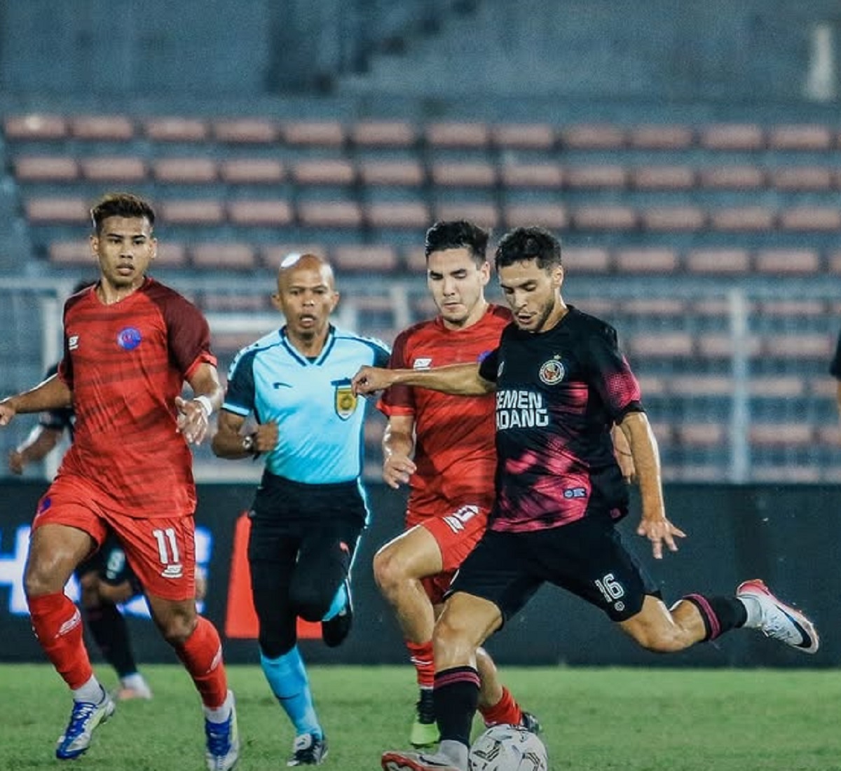 Laga Uji Coba Seru: Semen Padang FC Jinakkan Kuala Lumpur FC dengan Skor Tipis