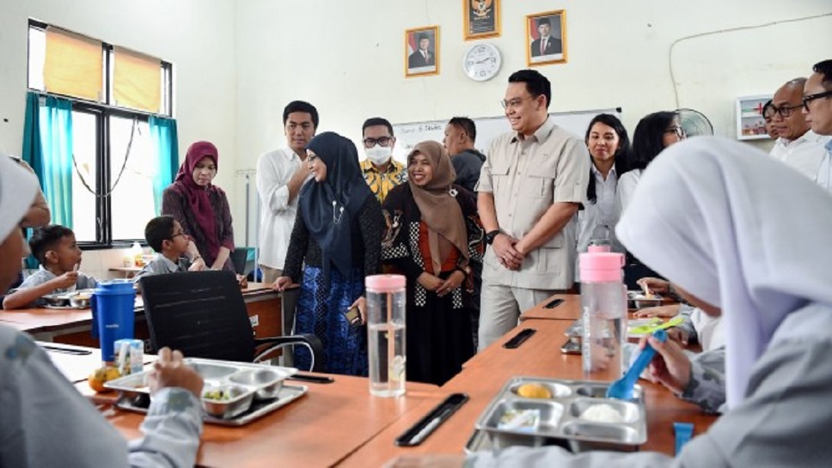 Dukung Anak Berkebutuhan Khusus, Wamenkomdigi Tinjau Makan Bergizi Gratis Berbasis Digital