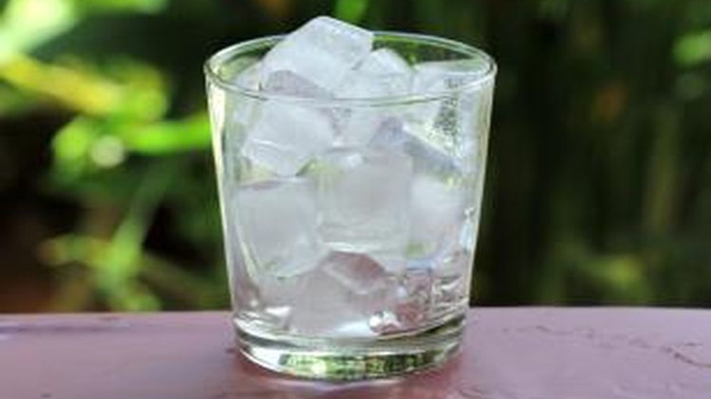 Minum Es saat Musim Hujan Bukan Penyebab Flu, Ini Risiko yang Perlu Diwaspadai
