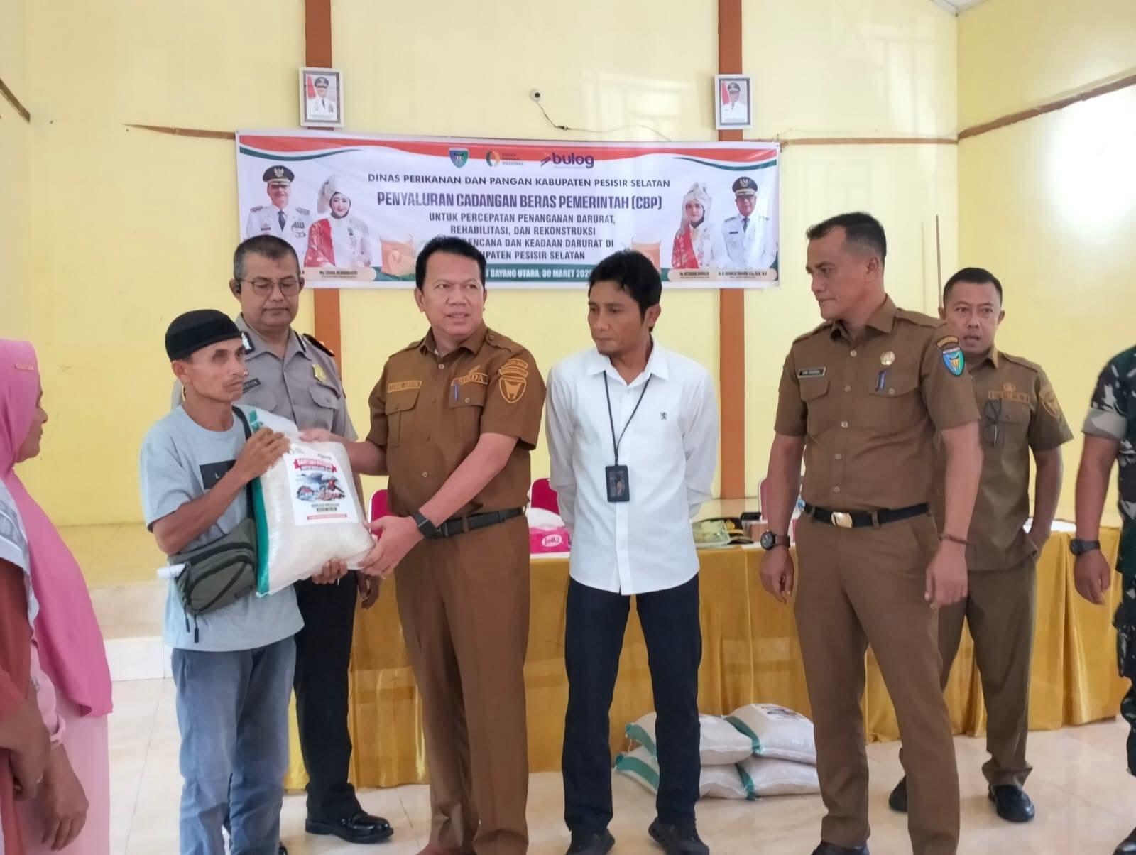 Bantuan Beras Cadangan Pemerintah Disalurkan untuk 53 KK di Huntara Bayang Utara