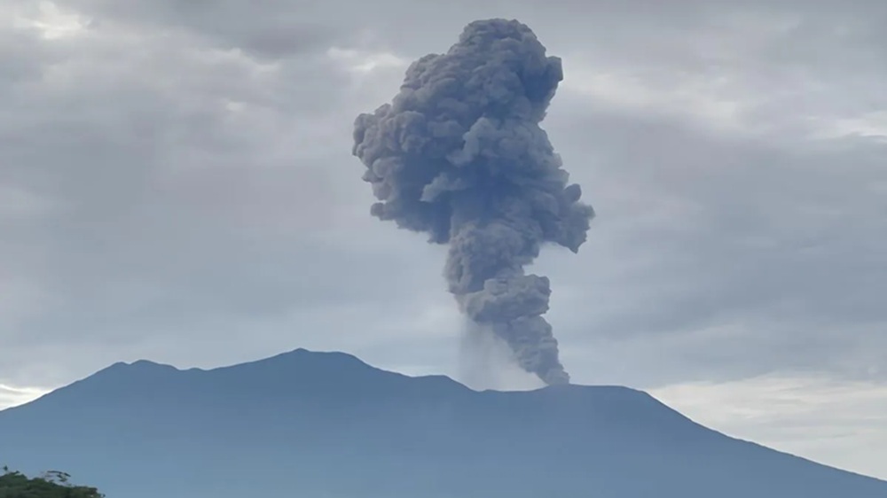 Berstatus Waspada, Gunung Marapi Sumbar Erupsi 25 Detik