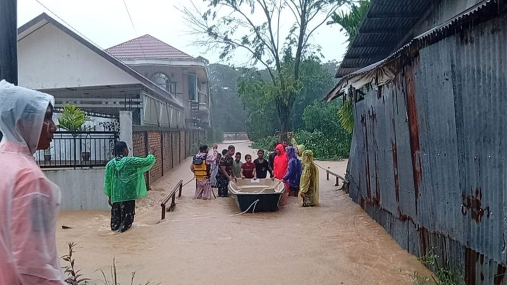 Banjir Padang Meluas: Tim Gabungan Terjunkan Perahu Evakuasi Warga