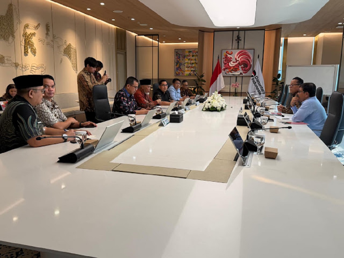 Gubernur Sumbar Adukan Kelangkaan Solar ke COO Danantara Dony Oskaria
