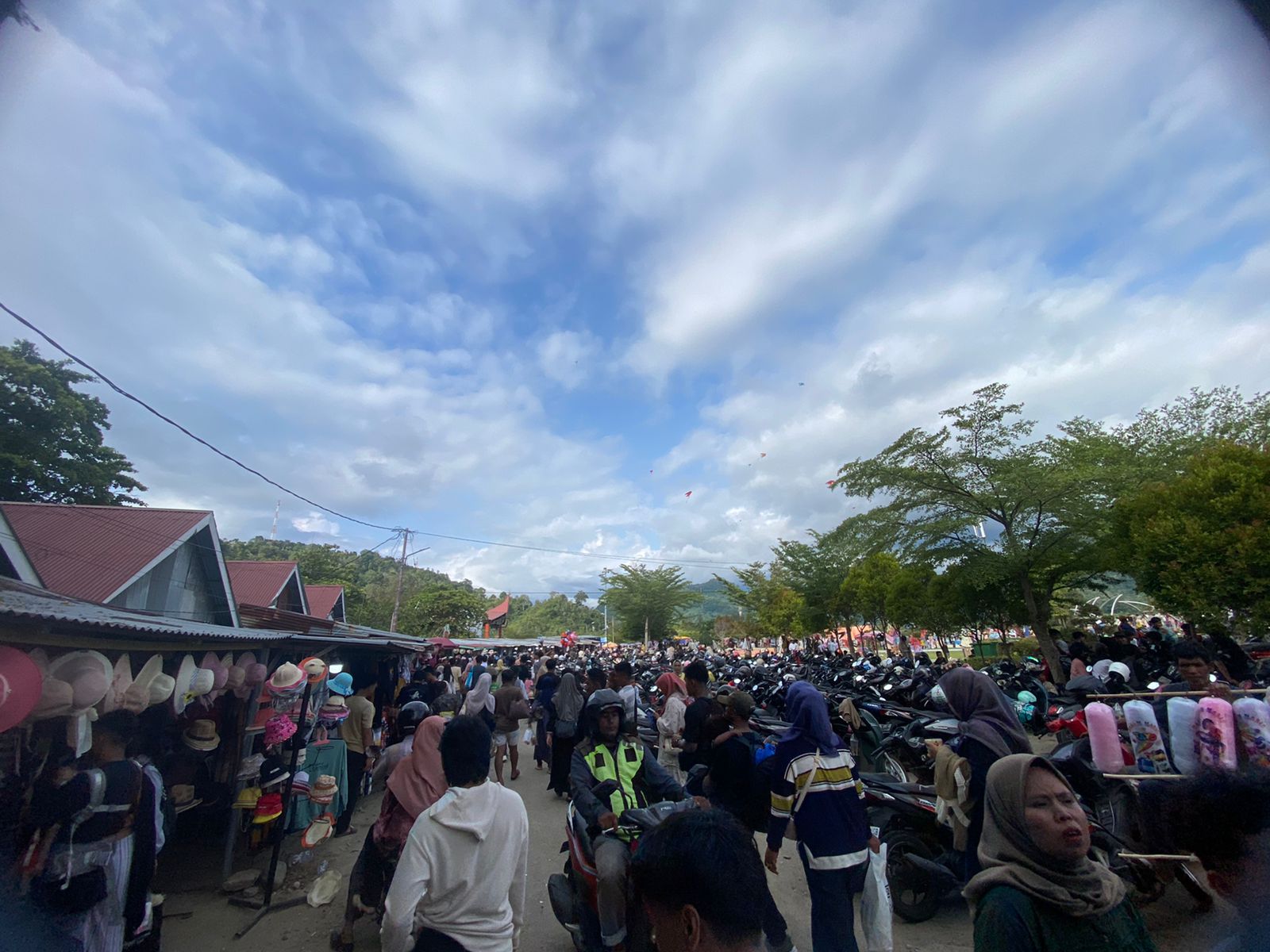 Pengunjung Pantai Carocok Membludak, Target PAD Optimis Tercapai