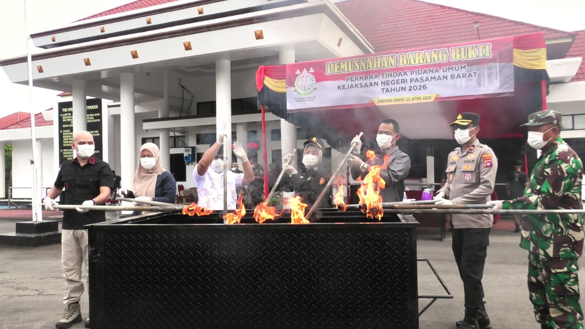47 Perkara Inkracht, Kejari Pasaman Barat Musnahkan Barang Bukti