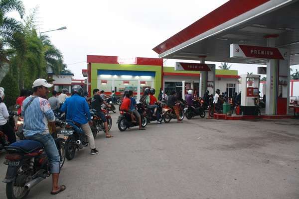  BBM Nasional Cuma Tahan 20 Hari? Warga Banda Aceh Serbu SPBU, Antrean Mengular Sampai Ratusan Meter!