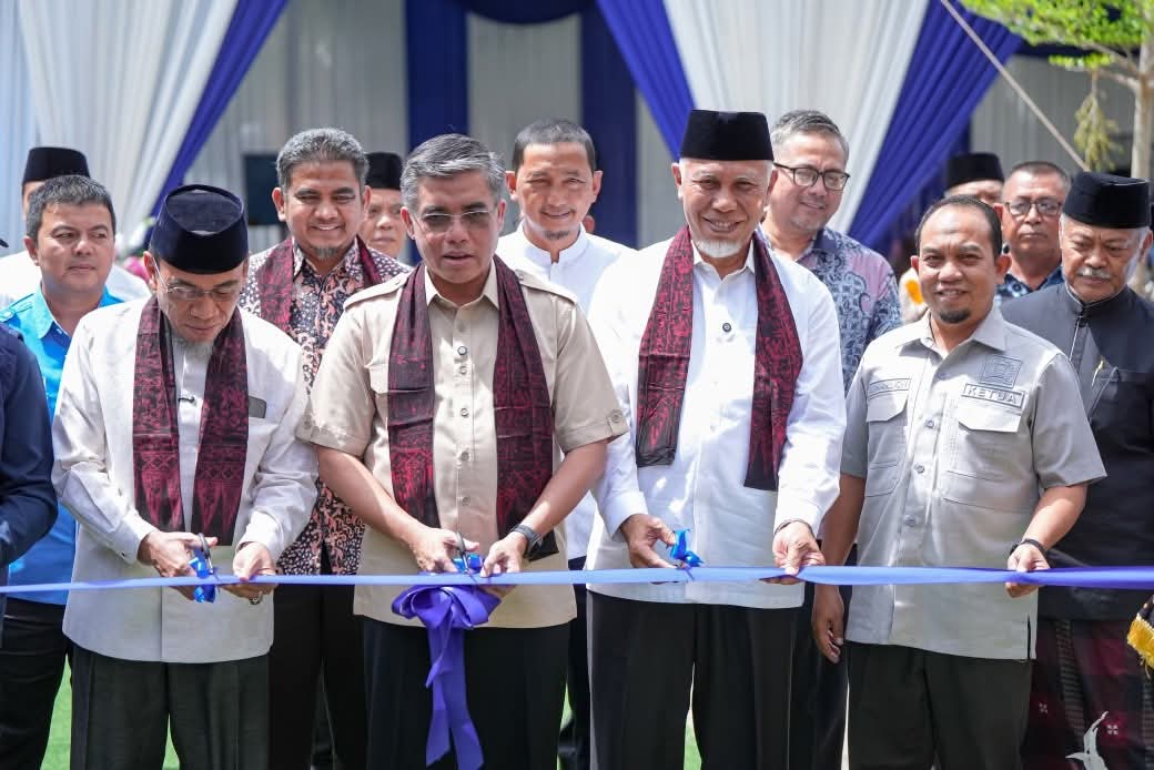 Mahyeldi Dampingi Menaker Resmikan Sumur Bor dan Program Pelatihan IT untuk Pemuda Koto Tangah