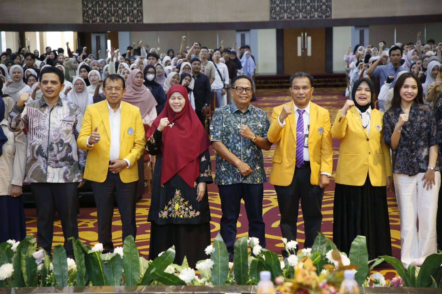 Basrizal Koto dan Harneli Mahyeldi Berbagi Kisah Perjuangan, Bekali Calon Wisudawan UNP Hadapi Dunia Kerja