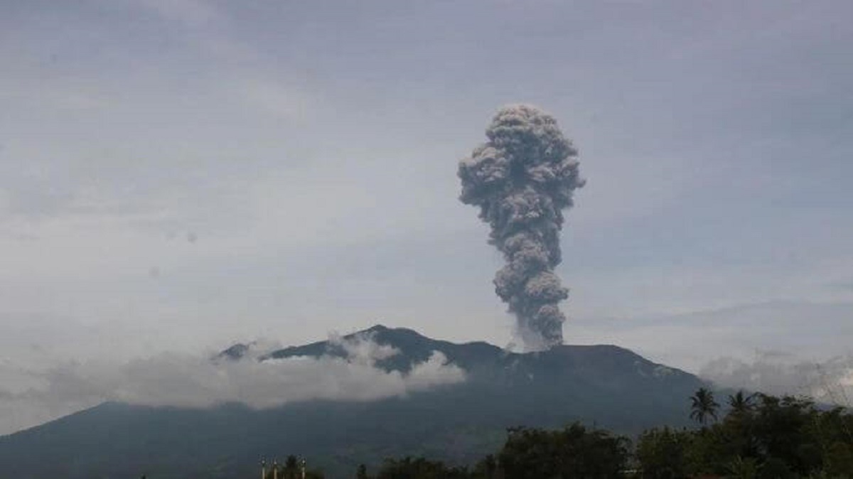 Gunung Marapi di Sumatera Barat Erupsi, Warga Diminta Jauhi Radius 3 Km dari Kawah