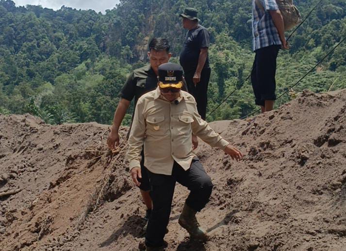 Gerak Cepat, Wabup Risnaldi Tinjau Jalan Terban yang Mengisolasi Kawasan Sako