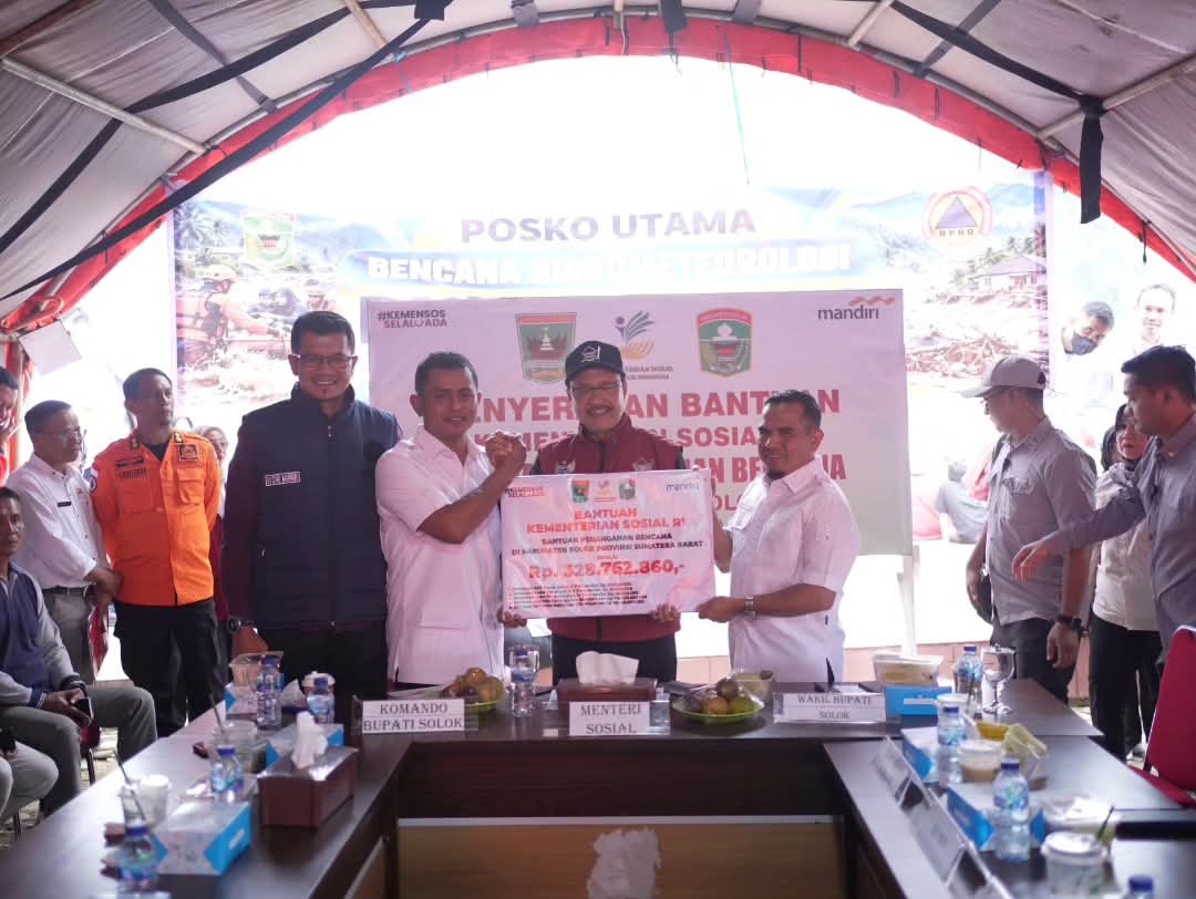 Kemensos Serahkan Bantuan Rp358,86 Juta untuk Penanganan Bencana di Kabupaten Solok