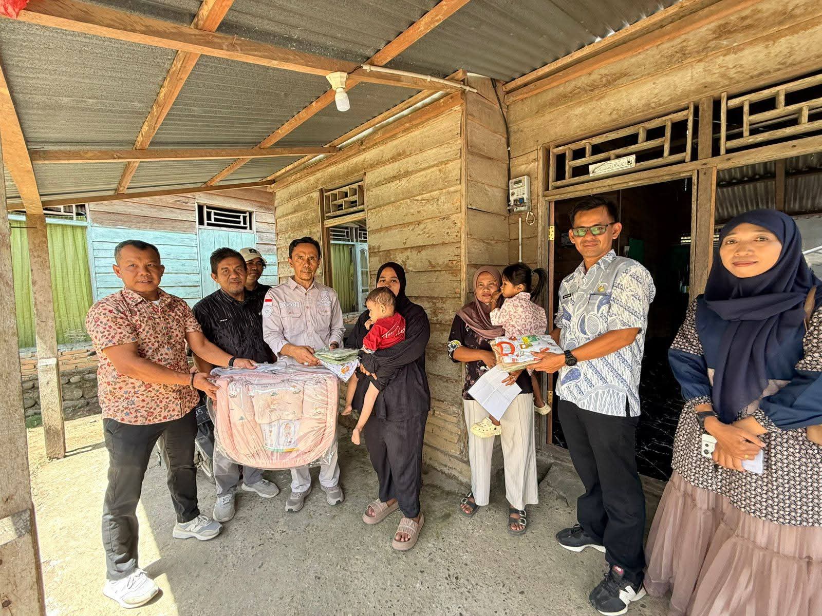 Kelompok Rentan Terdampak Bencana di Pasaman Barat Terima Bantuan Sosial
