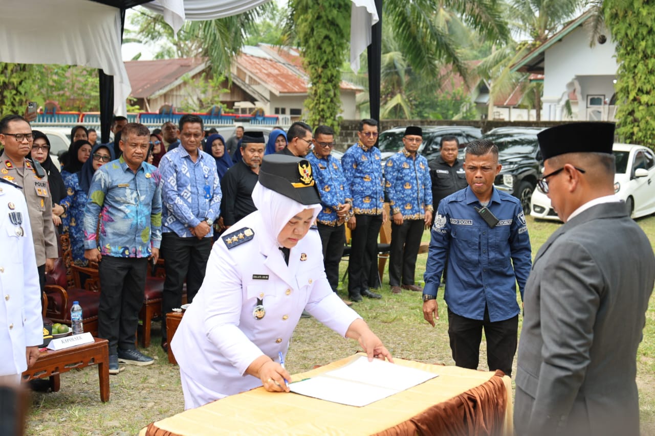 Resmi Jabat Camat Basaba Tapan, Erna Juita Tekankan Pelayanan Prima kepada