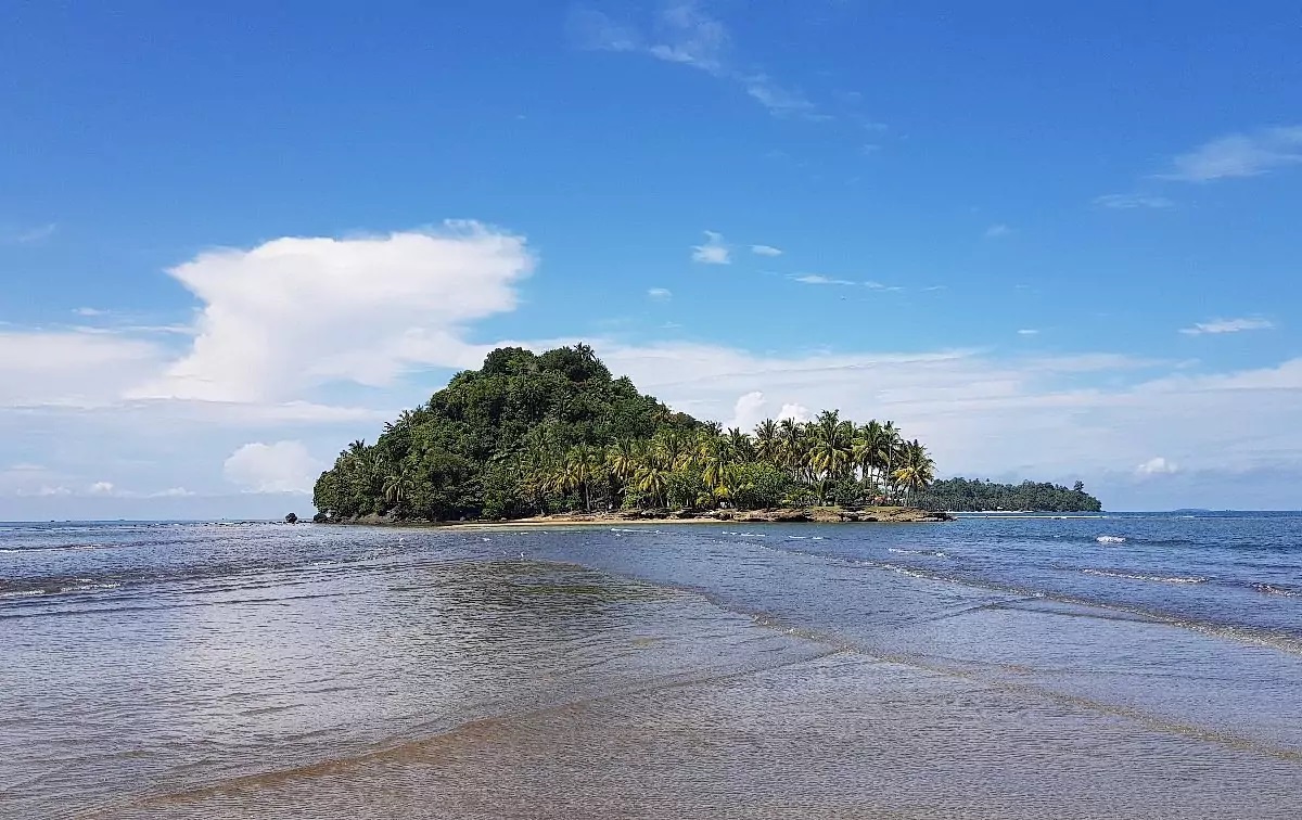 Wisata Pantai Air Manis Padang: Nikmati Sunset dan Kisah Legenda Malin Kundang