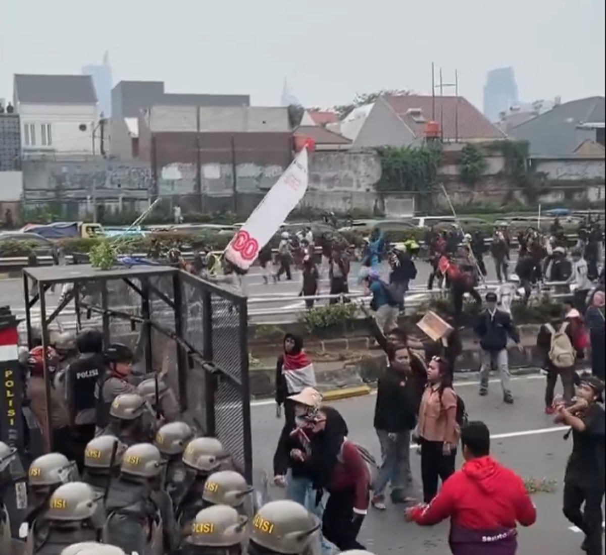Demo Buruh 28 Agustus: Ribuan Massa Padati DPR RI dengan 6 Tuntutan Utama