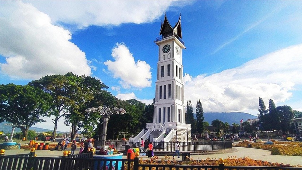 Menjelajahi Jam Gadang: Ikon Sejarah dan Wisata Kebanggaan Kota Bukittinggi