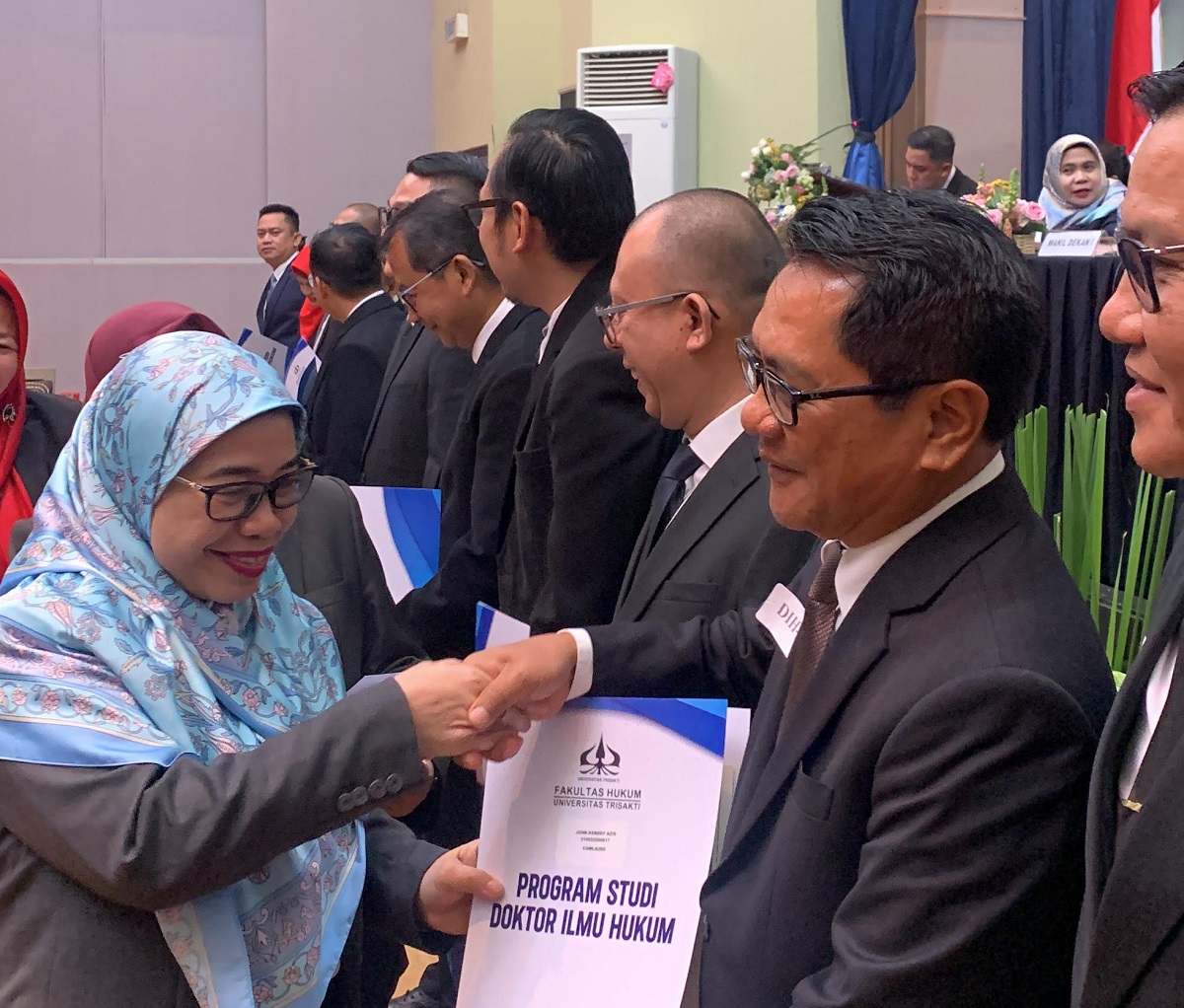 Bupati Padang Pariaman John Kenedy Azis Raih Gelar Doktor Ilmu Hukum dengan Predikat Cumlaude