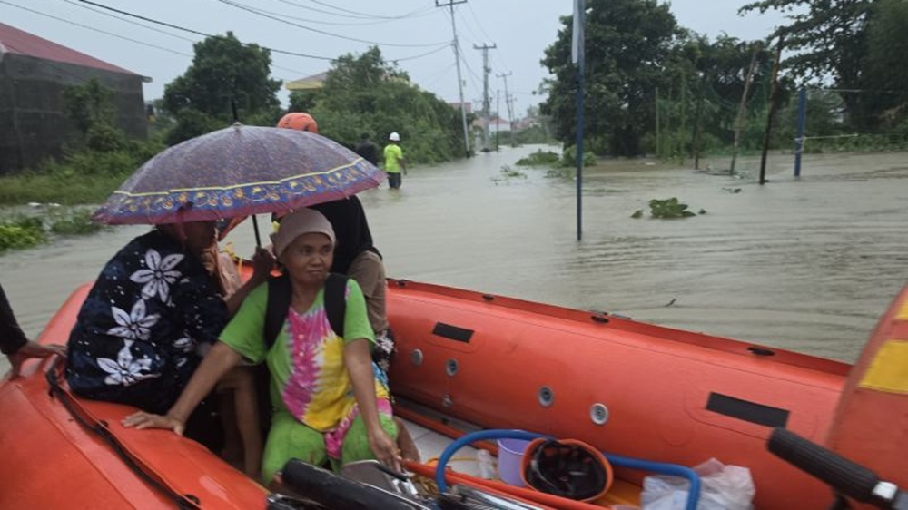 Evakuasi Warga Terdampak Banjir di Padang: BPBD Turunkan Perahu Karet