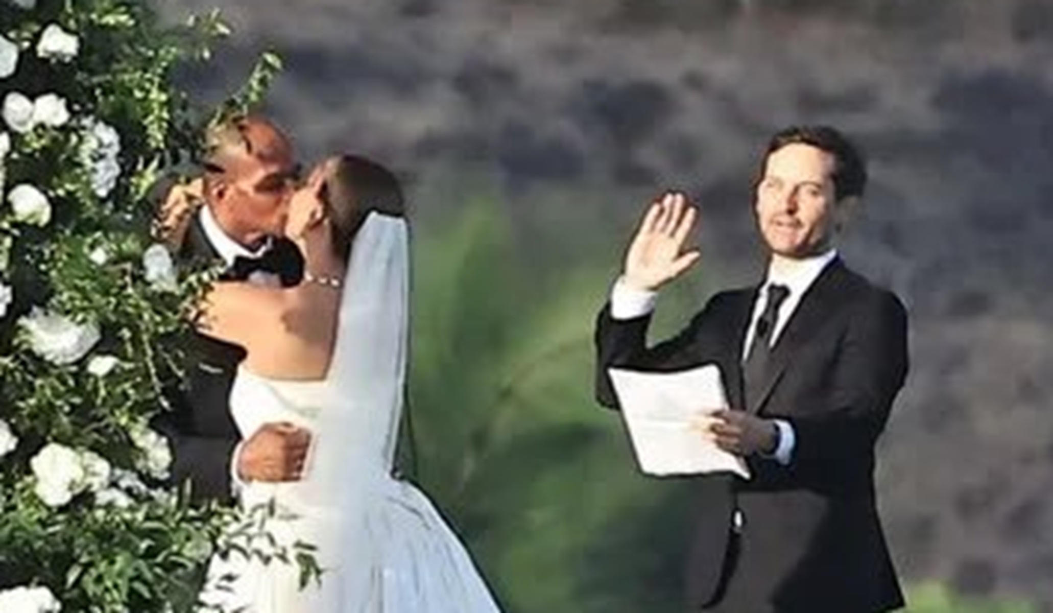 Tobey Maguire Jadi Penghulu Pernikahan Mantan Istri, Dihadiri Leonardo DiCaprio hingga Jeff Bezos