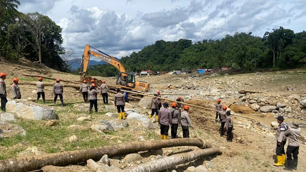 Brimob Polda Jambi Bangun Jembatan Darurat di Agam Sumbar 