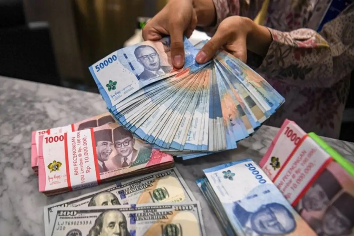 Rupiah Terperosok ke Rp17.300, Efek Gagalnya Diplomasi AS-Iran dan Harga Minyak