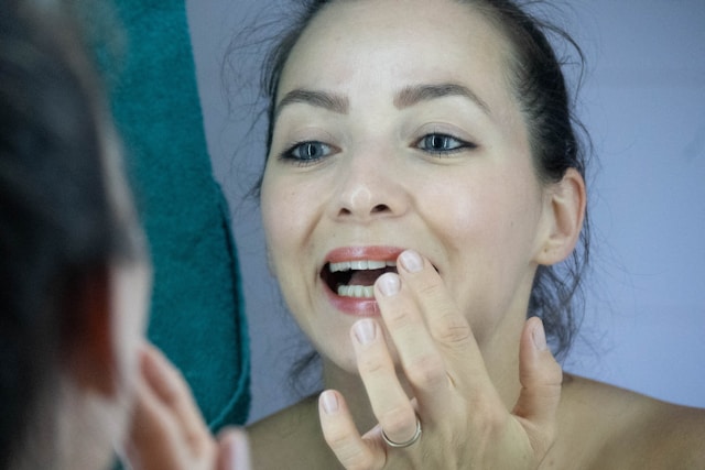 5 Cara Ampuh Mengatasi Bibir Kering saat Puasa agar Tetap Lembap Seharian