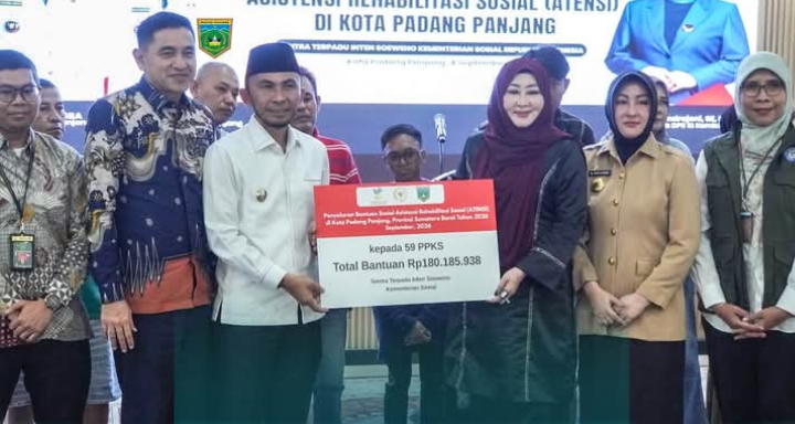 Warga Padang Panjang Terima Bantuan ATENSI Kemensos, Ada Kursi Roda hingga Modal Usaha 