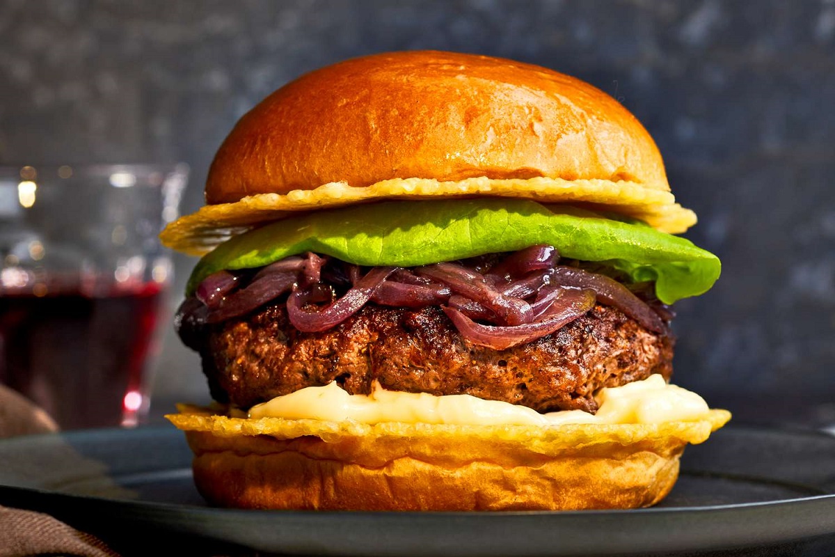 Resep Burger Homemade Lezat, Juicy, dan Mudah Dibuat di Rumah