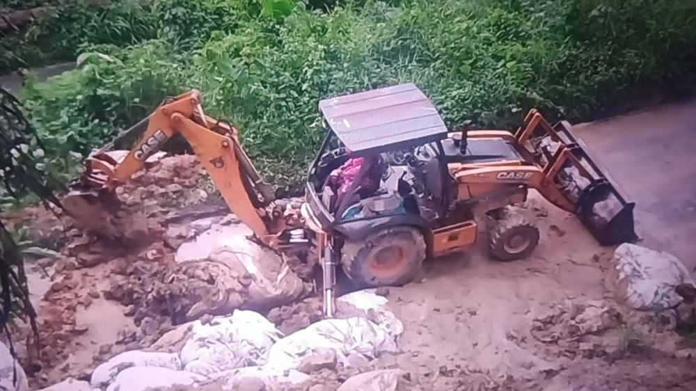 Jalan Kelok 44 Agam Tertimbun Longsor, Alat Berat Dikerahkan Bersihkan Material